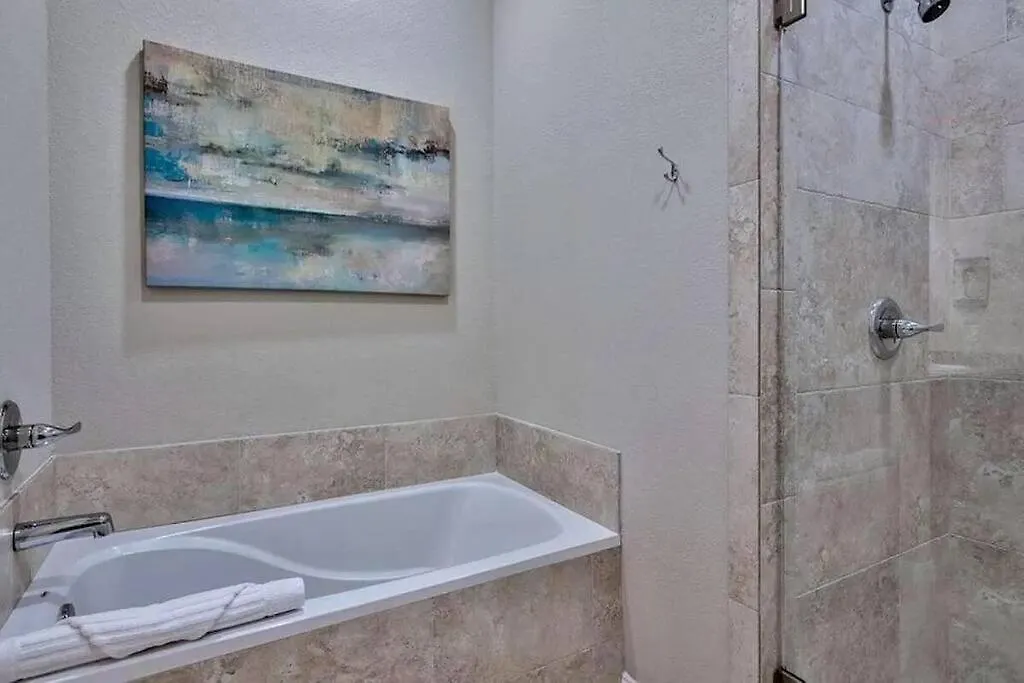Cute Luxurious Condo - 2 Minute Walk To The Beach! Destin