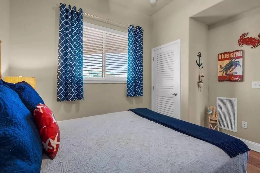 Cute Luxurious Condo - 2 Minute Walk To The Beach! Destin Apartment