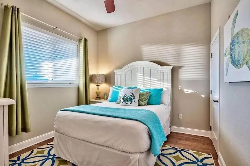 Cute Luxurious Condo - 2 Minute Walk To The Beach! Destin